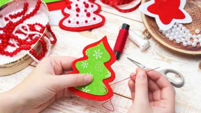25 Best Last-Minute Christmas Crafts On A Tight Budget